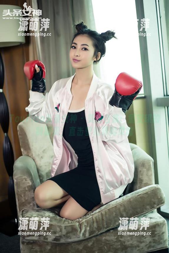 TouTiao头条女神 - 美图合集：童安琪的制服美，直击壁纸界的灵魂