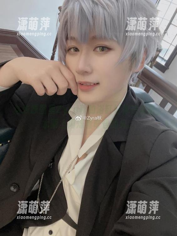 这张原图里Zyra秋的浴缸好像在低语，水面上闪烁着奇怪的光。