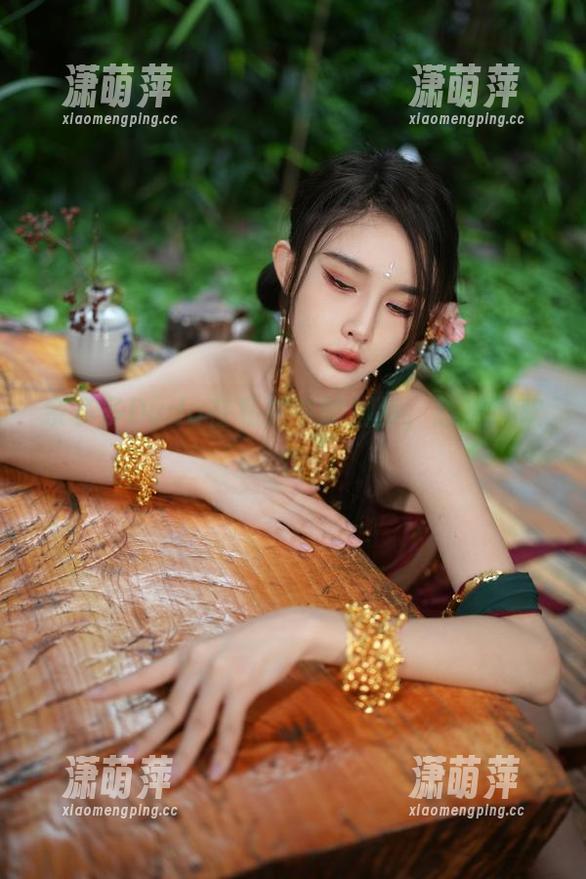余多多Dudu在私拍中的脚步，越走越欢快