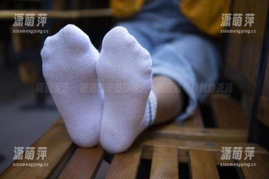 南国足艺 - 姗姗的美脚情缘：一瓶红油与片刻的张扬
