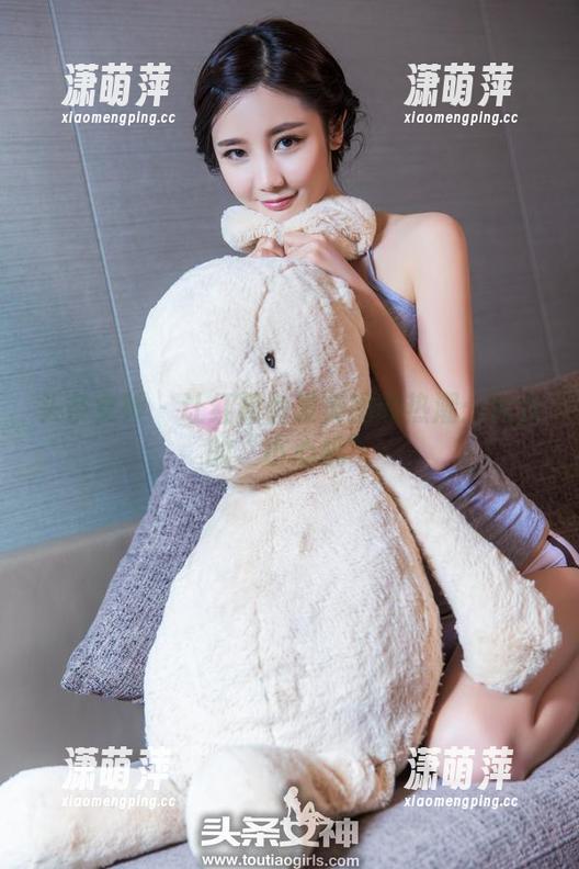 头条女神 - 让红裙引发美图的热潮：火儿的“小心机”