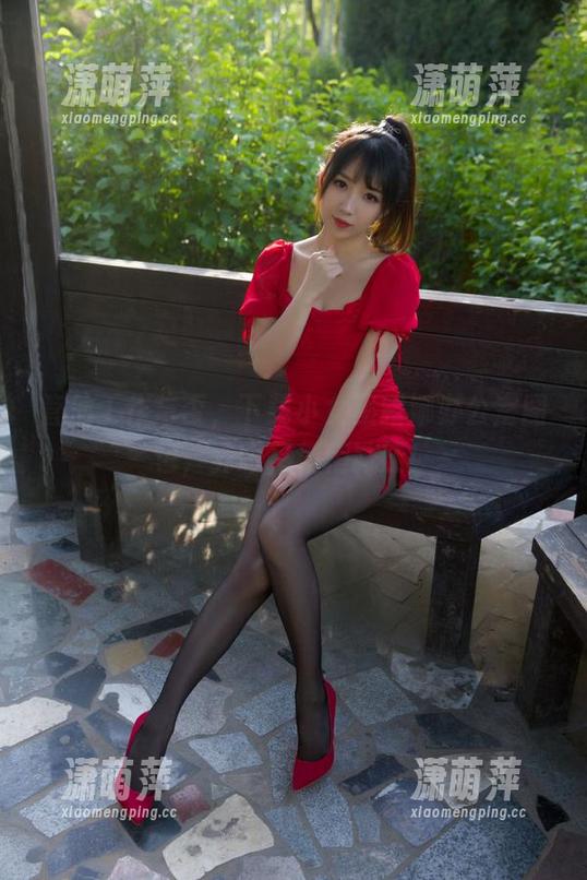 小女巫露娜 管他工作与否,下载小女巫露娜办公室图包,养眼又稍稍减压!