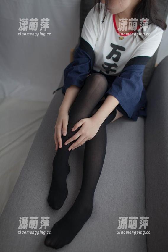 少女秩序 - 谁能想到，小满的黑白写真合集竟然在低调中散发着不小的锋芒。