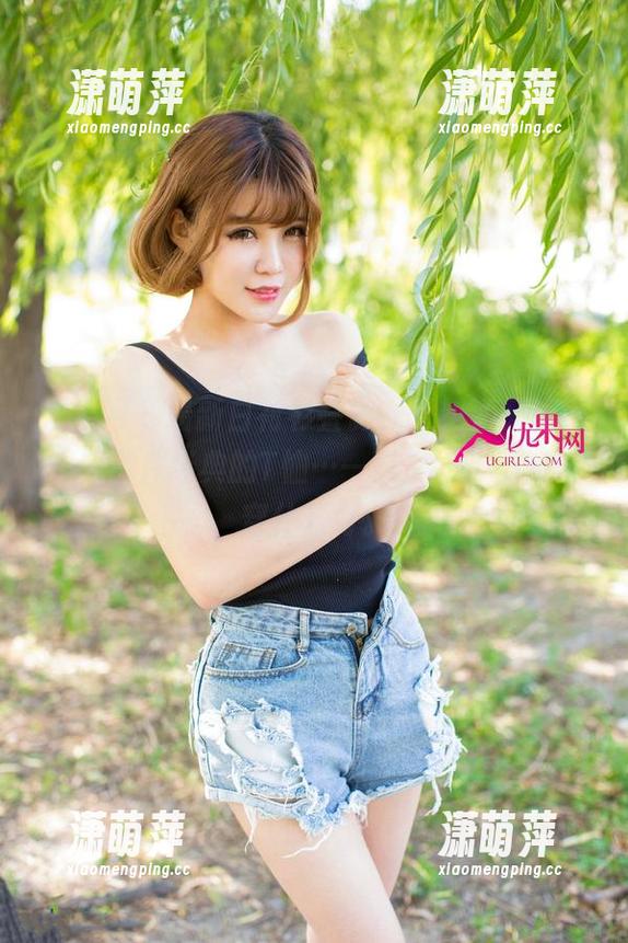 尤果网 - 最新白衬衫叠影，王翊涵又让我想起那件经典的T恤…一时之间，不知该穿什么好。