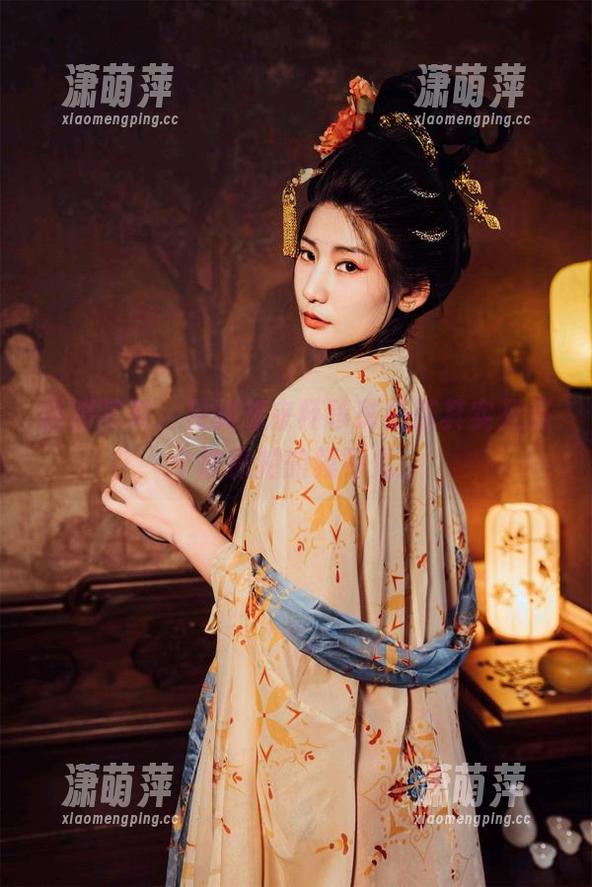 制服写真，星澜想来杯珍珠奶茶其实只是个被抓拍的模特儿。