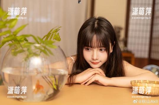 秋山AkI 秋山AkI的学妹写真跟我想象中的有点不一样,但资源依然不错。