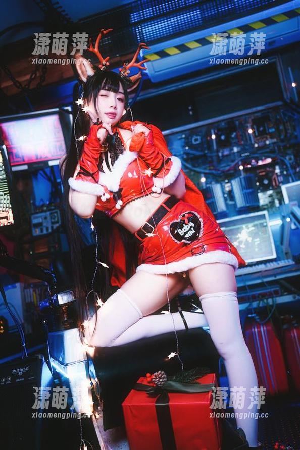 女仆装下的落落Raku，私房秀出了几分无奈。