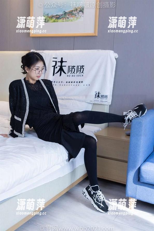 袜啵啵-小安 袜啵啵 - 精选套图里小安涂的指甲油,颜色丰富到连樱桃都受不了,随便一套都是彩条咯?