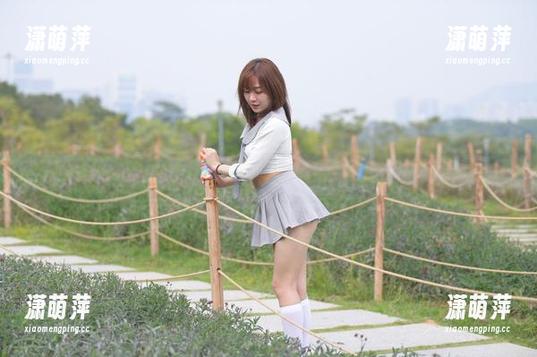 魔镜街拍 魔镜街拍,最新连衣裙OL美女,凝视了一会儿有点不好意思。
